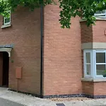 Silver Stag, High-End, Modern 3 Double Bedroom With Parking
