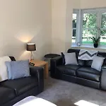 Silver Stag, High-End, Modern 3 Double Bedroom With Parking