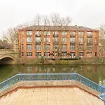 Spacious Apt With River Views And 5 Min Walk To City Center