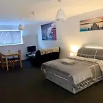 Cosy Studio Apartment With Parking!