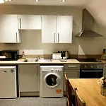 Cosy Studio Apartment With Parking!