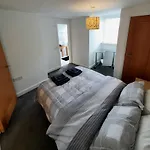 Lovely 1 Bedroom Unit With Free Parking On Site