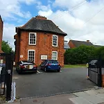 Lovely 1 Bedroom Unit With Free Parking On Site