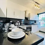 Yo Room! Apartments- Next To City Centre Apartment - With Free Parking