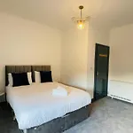 Yo Room! Apartments- Next To City Centre Apartment - With Free Parking
