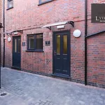 Studio Apartments By Lyter Living Desks & Wifi - Monthly Stays Available