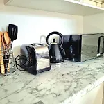 Modern Apt Near Train Station And Ideal For Long Stays