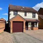 Large, Quiet, Sleeps 16, 4 Bathrooms, Parking, Leicester