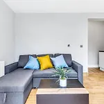 Classic 2 Bed Flat In Leicester, Sleeps Up To 6
