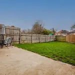 Classic 2 Bed Flat In Leicester, Sleeps Up To 6