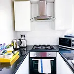 Beautiful 2 Bedroom House - Free Parking - Lt House