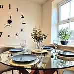 Large House With Free Parking And Long Stay Offers