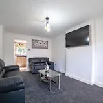 Cheerful 3 Bedroom Family Home With Parking