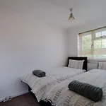 Cheerful 3 Bedroom Family Home With Parking
