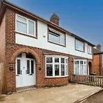 Amazing 2 Bedroom Apartment , Ground Floor ,Garden ,Free Wi-Fi , Free Parking ,Sleeps Up To 6