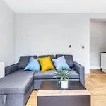 Amazing 2 Bedroom Apartment , Ground Floor ,Garden ,Free Wi-Fi , Free Parking ,Sleeps Up To 6