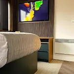 Unwind In Style, One-Bedroom Haven 2C Close To Dmu