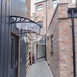 Studio Apartments By Lyter Living Desks & Wifi - Monthly Stays Available