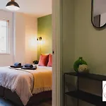 Modern Apartment, Free Parking & Monthly Savings