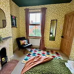 Merton Retreat- Free Parking, Central, City Luxury!!