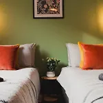 Modern Apartment, Free Parking & Monthly Savings