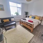 Cosy Split-Level 2 Bed Apartment