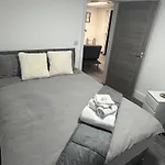 Stunning 2-Flat In Leicester!