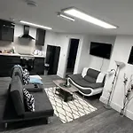 Stunning 2-Flat In Leicester!