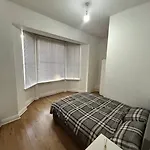 Leicester Spacious Flat With Free Parking