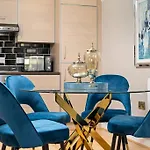 New Large Luxurious 2 Bed City Penthouse + Parking