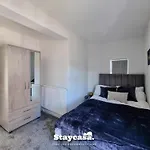 Detached King Suite With Large Garden & Driveway