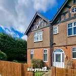 Detached King Suite With Large Garden & Driveway
