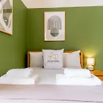 Monthly Discounts,10 Guests, Business