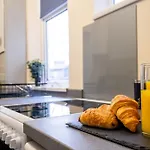 Inspira Stays - Stylish Modern 2 Bedroom House - 7 Mins From M1 - Free Parking - Wifi & Smart Tv