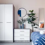 Inspira Stays - Stylish Modern 2 Bedroom House - 7 Mins From M1 - Free Parking - Wifi & Smart Tv