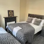 Hometel Digs Morden Comfy Home Can Sleep 11