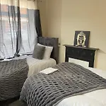 Hometel Digs Morden Comfy Home Can Sleep 11