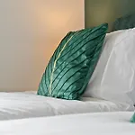 Spectacular Views L Last-Minute Escape L Free Parking L Sleeps 6 L By Zen Nights Short Lets & Serviced Accommodations