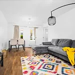 Spacious 4-Bed House In Leicester Free Parking