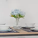 Cosy Holiday Home Perfect For Business & Families