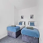 Cosy Holiday Home Perfect For Business & Families