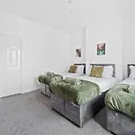 Cosy Holiday Home Perfect For Business & Families