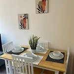 Spacious Leicester Apt With Free Parking, Sleeps 6
