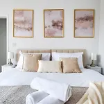 Cozy Nook-Hot Tub, Sleeps 8, Free Parking, Netflix