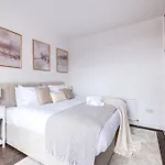 Cozy Nook-Hot Tub, Sleeps 8, Free Parking, Netflix