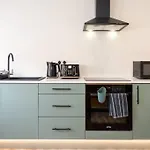 Aurum - Stylish 1-Bed Apartment 6