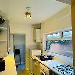 Cosy 2 Bedroom House In Leicester- Entire House, Sleeps 5