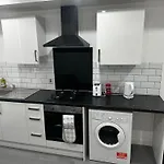 Cozzy Apartments One Min From Train Station