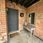 Cosy 1-Bed Near City Centre