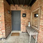 Cosy 1-Bed Near City Centre
